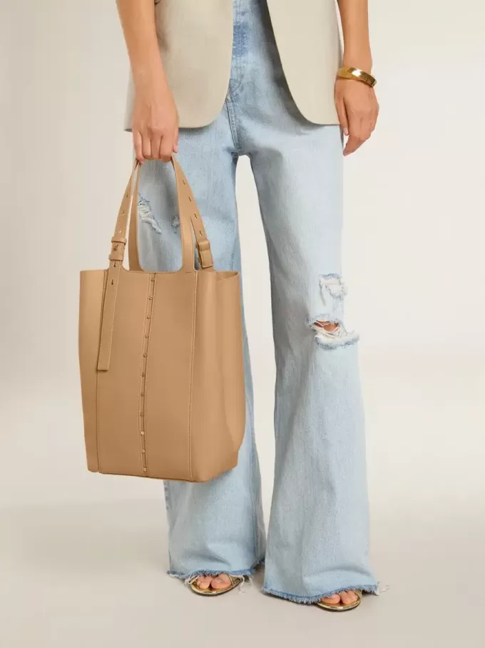 24/7 Bag North South aus cappuccinofarbenem Leder mit verstellbaren Griffen