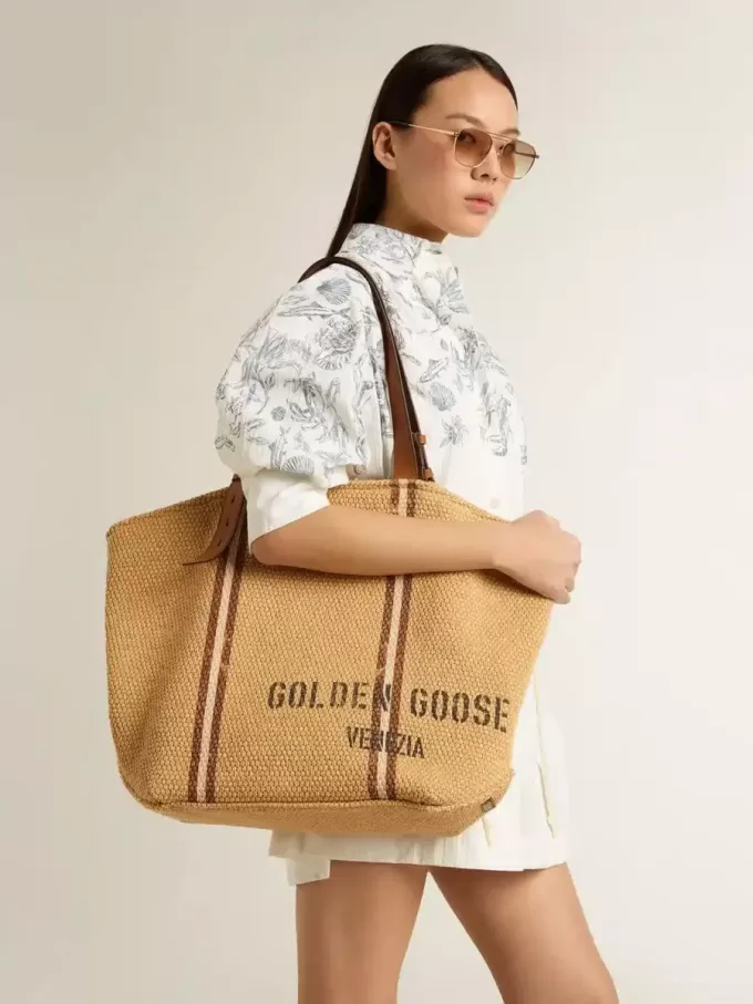 24,7-Tote-Bag aus natürlicher Raffia und braunem Leder mit goldfarbenen Metallik-Details