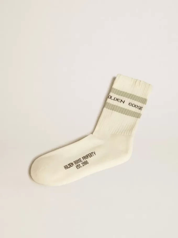 Abgenutzte weiße Socken mit Distressed-Details und salbeigrünen Streifen