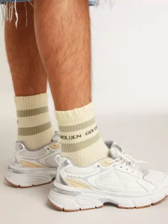 Abgenutzte weiße Socken mit Distressed-Details und salbeigrünen Streifen
