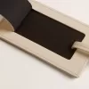 Abgenutzter weißer Kofferanhänger Abgenutzter weißer Kofferanhänger