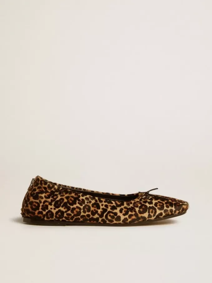 Amy Ballerinas aus beigem Ponyfell mit Leopardenmuster