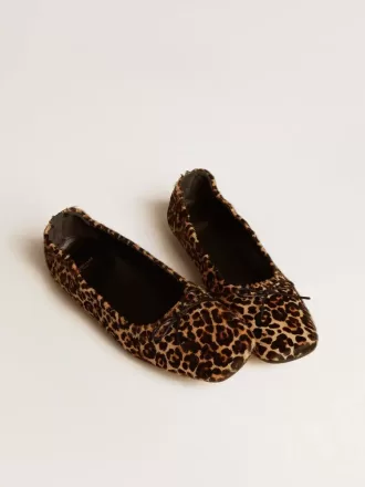 Amy Ballerinas aus beigem Ponyfell mit Leopardenmuster