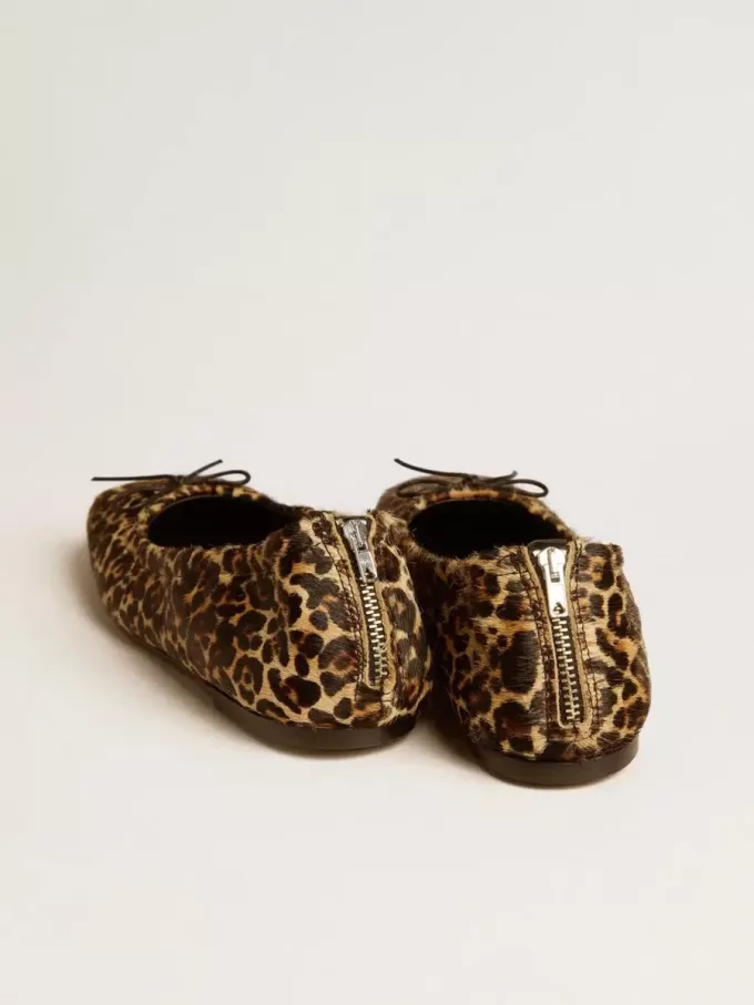 Amy Ballerinas aus beigem Ponyfell mit Leopardenmuster