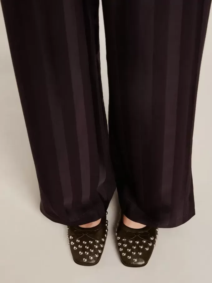 Amy Ballerinas aus schwarzem Nappaleder mit silberfarbenen Nieten Amy Ballerinas aus schwarzem Nappaleder mit silberfarbenen Nieten