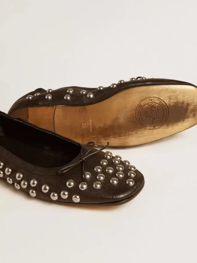 Amy Ballerinas aus schwarzem Nappaleder mit silberfarbenen Nieten Amy Ballerinas aus schwarzem Nappaleder mit silberfarbenen Nieten