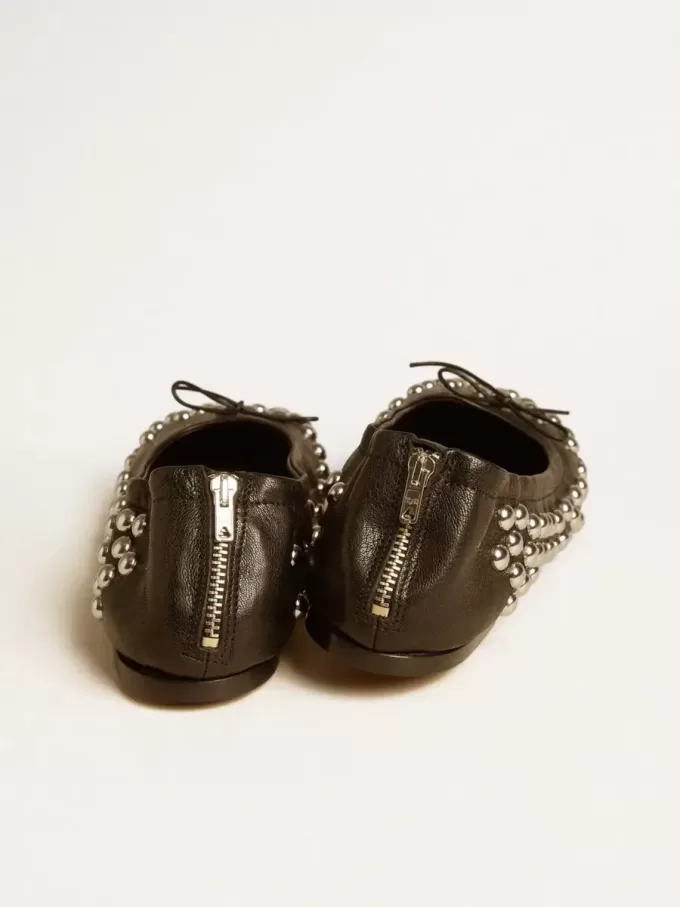 Amy Ballerinas aus schwarzem Nappaleder mit silberfarbenen Nieten Amy Ballerinas aus schwarzem Nappaleder mit silberfarbenen Nieten