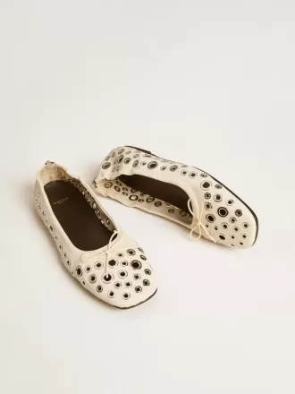 Amy Ballerinas aus weißem Nappaleder mit silberfarbenen Nieten Amy Ballerinas aus weißem Nappaleder mit silberfarbenen Nieten