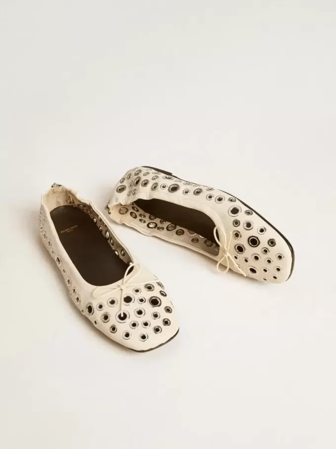 Amy Ballerinas aus weißem Nappaleder mit silberfarbenen Nieten Amy Ballerinas aus weißem Nappaleder mit silberfarbenen Nieten