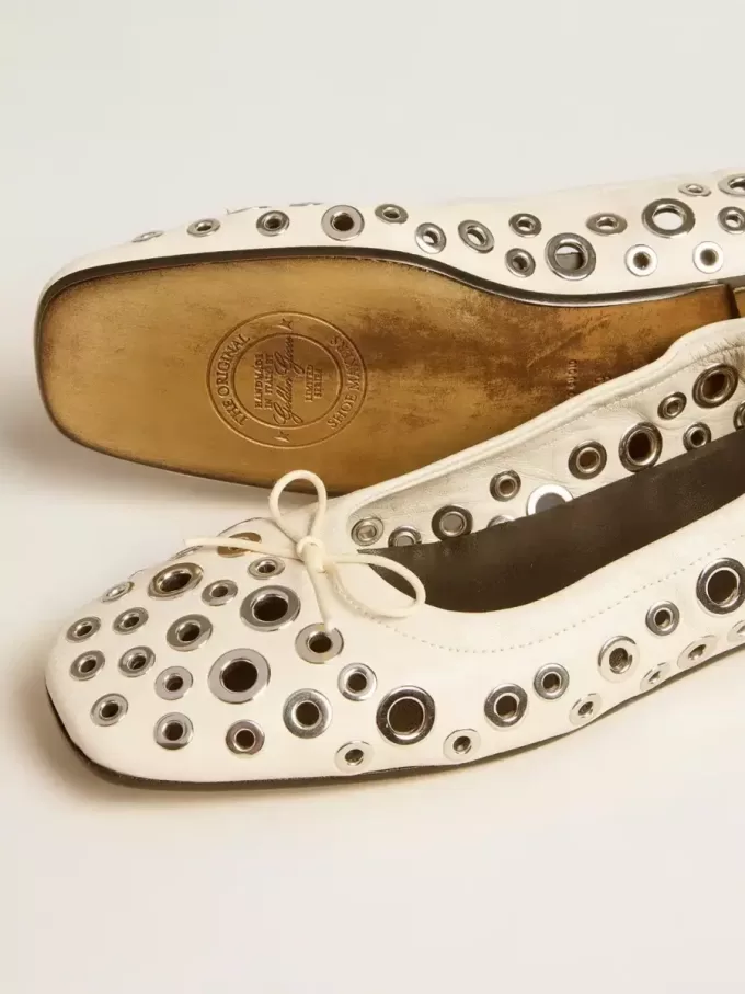 Amy Ballerinas aus weißem Nappaleder mit silberfarbenen Nieten Amy Ballerinas aus weißem Nappaleder mit silberfarbenen Nieten