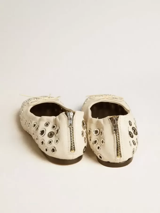 Amy Ballerinas aus weißem Nappaleder mit silberfarbenen Nieten Amy Ballerinas aus weißem Nappaleder mit silberfarbenen Nieten