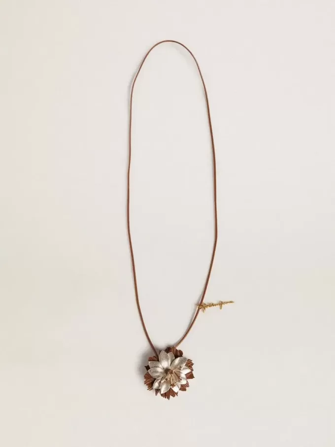 Anhänger mit Blumenmotiv aus hellbraunem und champagnerfarbenem Leder Anhänger mit Blumenmotiv aus hellbraunem und champagnerfarbenem Leder
