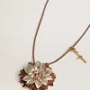 Anhänger mit Blumenmotiv aus hellbraunem und champagnerfarbenem Leder Anhänger mit Blumenmotiv aus hellbraunem und champagnerfarbenem Leder