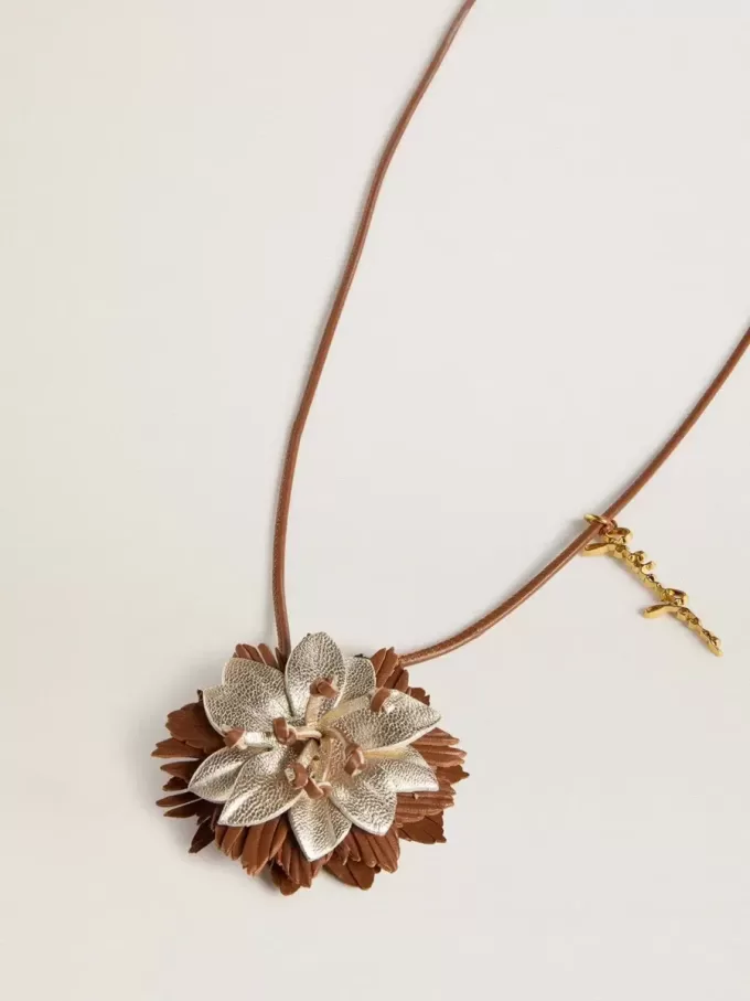 Anhänger mit Blumenmotiv aus hellbraunem und champagnerfarbenem Leder Anhänger mit Blumenmotiv aus hellbraunem und champagnerfarbenem Leder