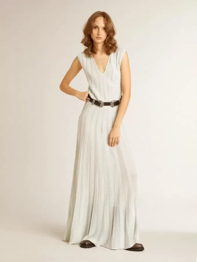 Babyblaues Damenkleid mit vertikalem Streifenmuster Babyblaues Damenkleid mit vertikalem Streifenmuster