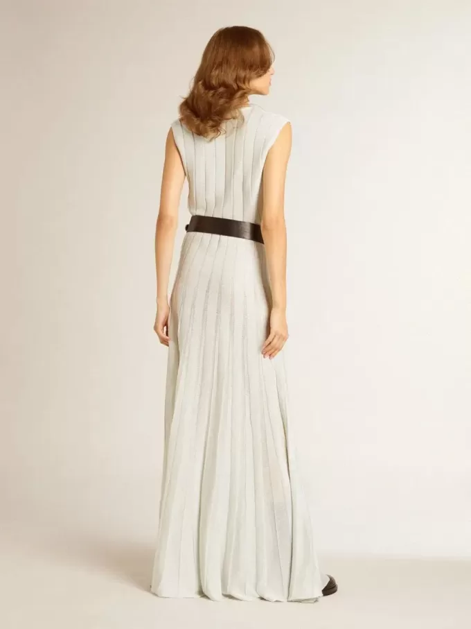 Babyblaues Damenkleid mit vertikalem Streifenmuster Babyblaues Damenkleid mit vertikalem Streifenmuster