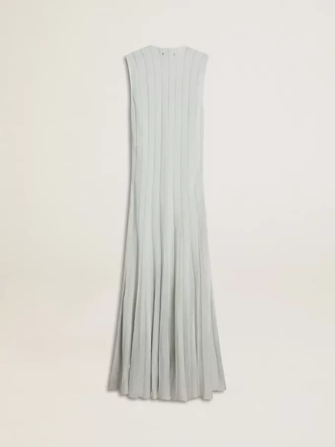 Babyblaues Damenkleid mit vertikalem Streifenmuster Babyblaues Damenkleid mit vertikalem Streifenmuster