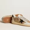 Ball Star aus beigem Nubuk und Nappa mit schwarzem Swarovski-Kristallstern