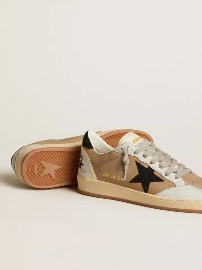 Ball Star aus beigem Nubuk und Nappa mit schwarzem Swarovski-Kristallstern