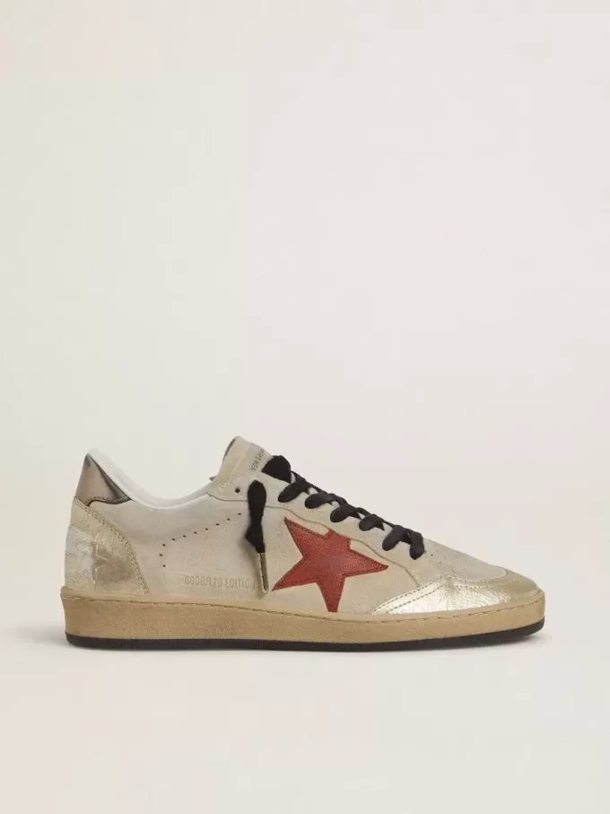 Ball Star aus beigem Wildleder mit rotem Lederstern und metallisch bronzefarbenem Leder-Fersenaufsatz