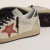 Ball Star aus beigem Wildleder mit rotem Lederstern und metallisch bronzefarbenem Leder-Fersenaufsatz