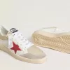 Ball Star aus Nylon und weißem Mesh mit rotem Nylonstern und weißer Lederlasche an der Ferse