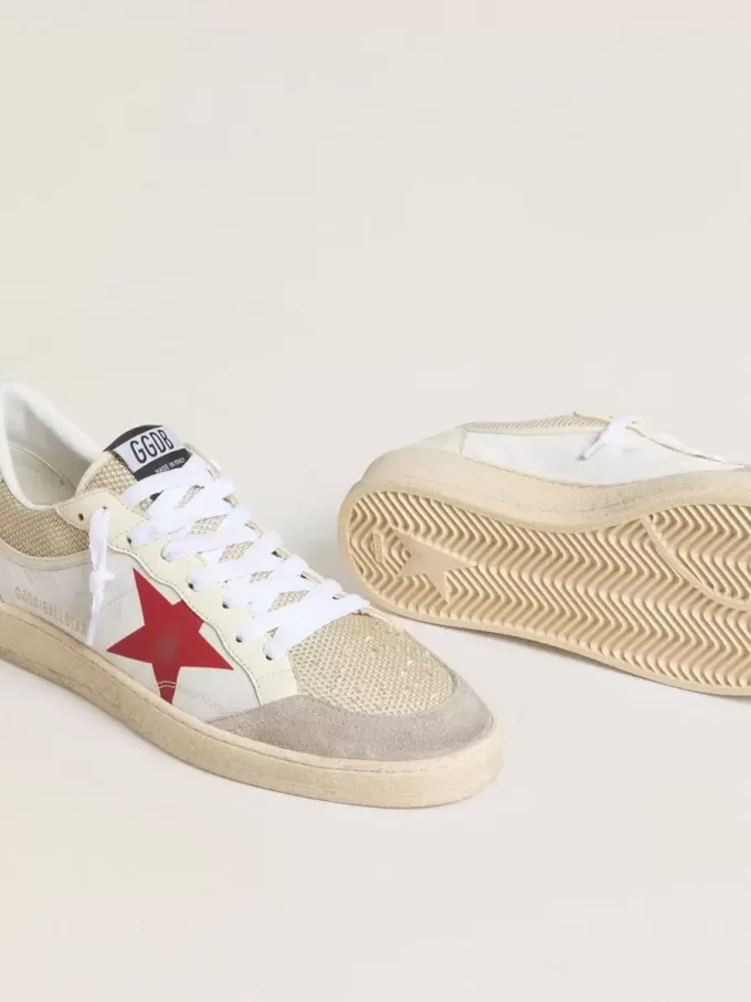 Ball Star aus Nylon und weißem Mesh mit rotem Nylonstern und weißer Lederlasche an der Ferse