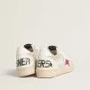 Ball Star aus Nylon und weißem Mesh mit rotem Nylonstern und weißer Lederlasche an der Ferse