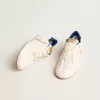 Ball Star aus perforiertem Nappaleder mit weißem Stern und blauer Nylon-Fersenlasche Ball Star aus perforiertem Nappaleder mit weißem Stern und blauer Nylon-Fersenlasche