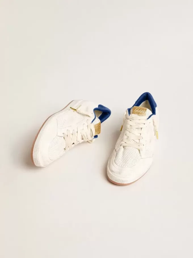 Ball Star aus perforiertem Nappaleder mit weißem Stern und blauer Nylon-Fersenlasche Ball Star aus perforiertem Nappaleder mit weißem Stern und blauer Nylon-Fersenlasche