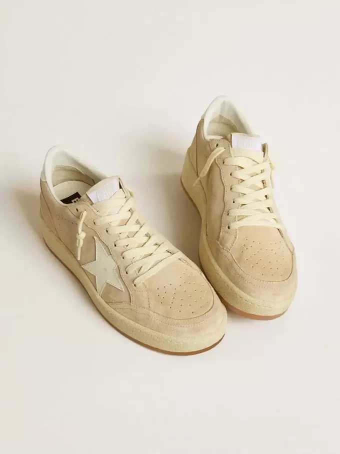 Ball Star für Damen aus beigem Wildleder mit weißem Lederstern und Fersenlasche Ball Star für Damen aus beigem Wildleder mit weißem Lederstern und Fersenlasche