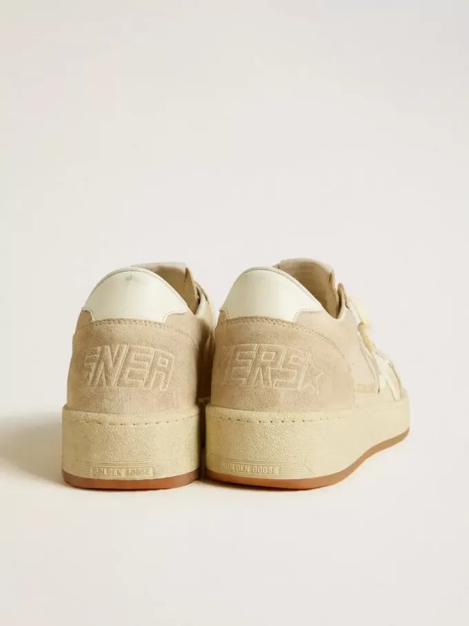 Ball Star für Damen aus beigem Wildleder mit weißem Lederstern und Fersenlasche Ball Star für Damen aus beigem Wildleder mit weißem Lederstern und Fersenlasche