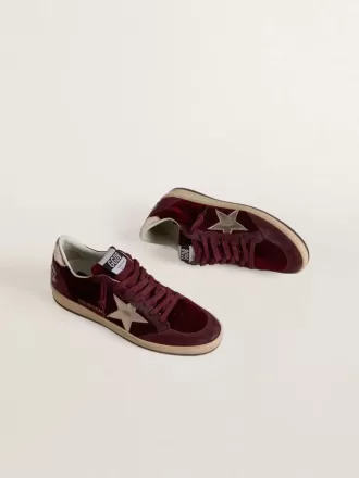 Ball Star für Damen aus burgunderrotem Samt mit goldfarbenem Metallic-Lederstern und Fersenlasche