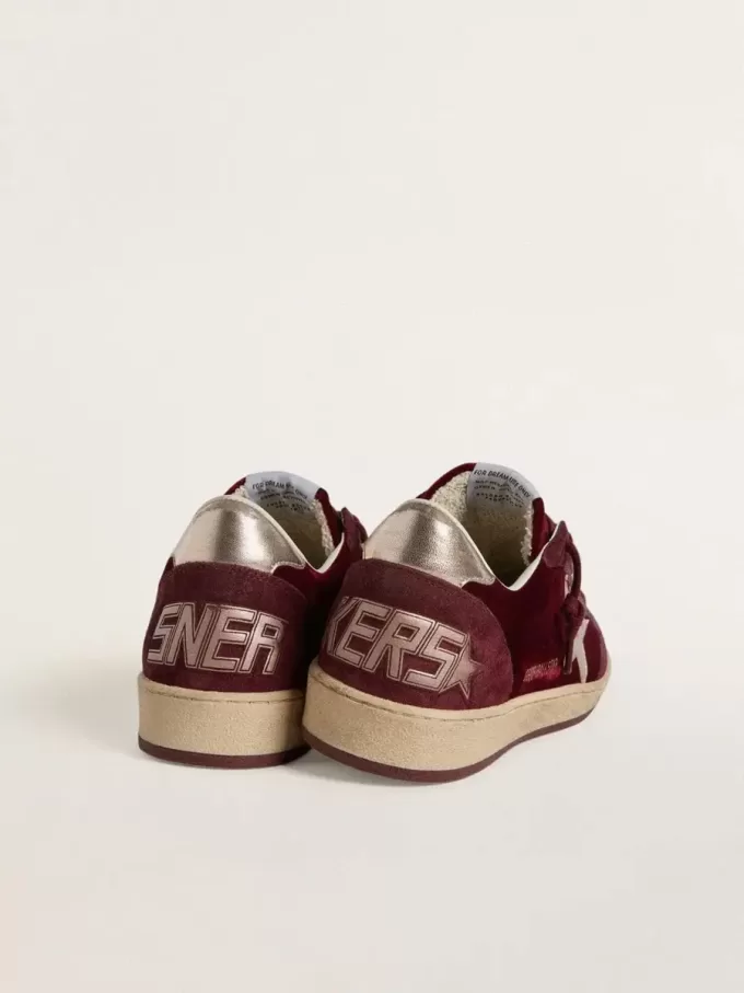 Ball Star für Damen aus burgunderrotem Samt mit goldfarbenem Metallic-Lederstern und Fersenlasche