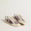 Ball Star für Damen aus lila Wildleder mit burgunderrotem Lederstern und lila Wildleder-Fersenlasche