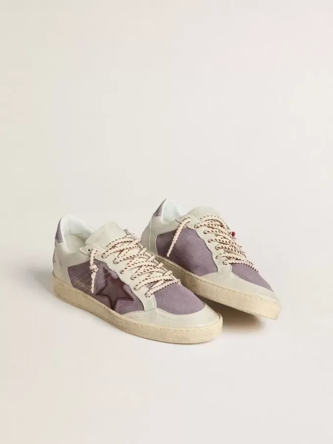Ball Star für Damen aus lila Wildleder mit burgunderrotem Lederstern und lila Wildleder-Fersenlasche