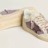 Ball Star für Damen aus lila Wildleder mit burgunderrotem Lederstern und lila Wildleder-Fersenlasche