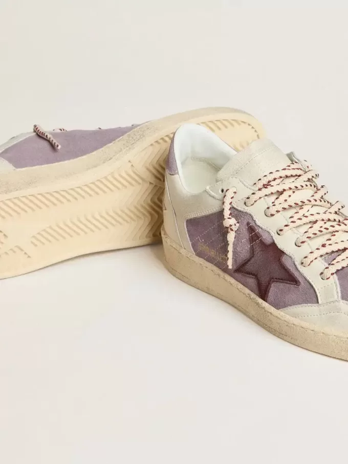 Ball Star für Damen aus lila Wildleder mit burgunderrotem Lederstern und lila Wildleder-Fersenlasche