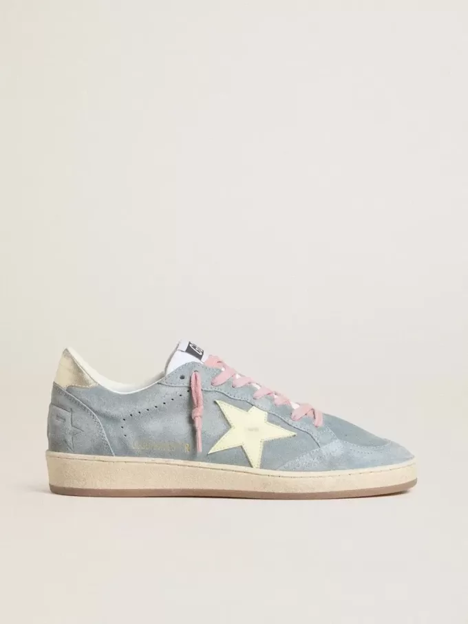 Ball Star für Damen aus puderblauem Wildleder mit cremefarbenem Lederstern