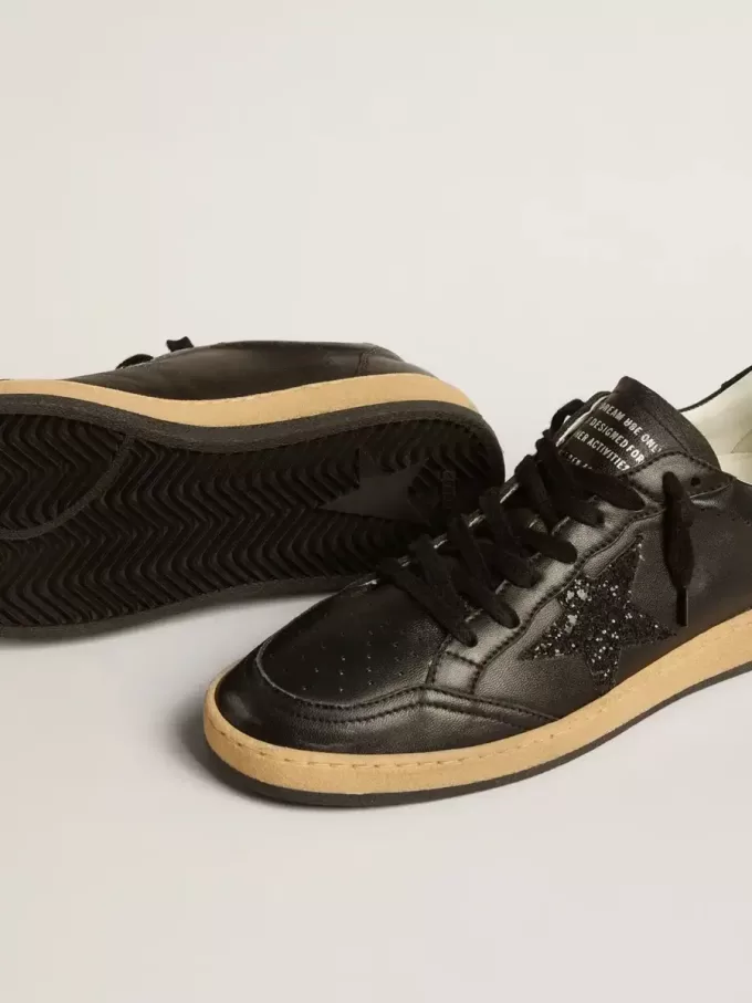 Ball Star für Damen aus schwarzem Nappaleder mit schwarzem Glitzerstern und Fersenlasche aus Wildleder