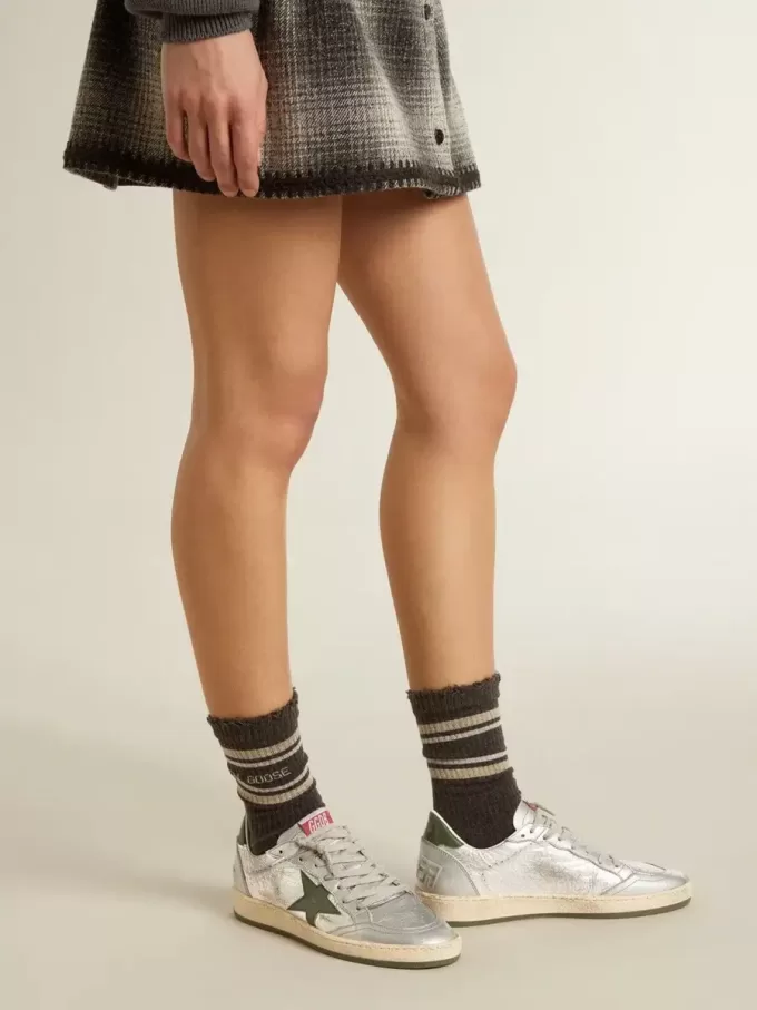 Ball Star für Damen aus silbernem Nylon mit grünem Lederstern und Fersenlasche