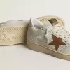 Ball Star für Damen aus weißem Nappa und Mesh mit tabakfarbenem Nubuk-Stern und beigem Fersenriemen