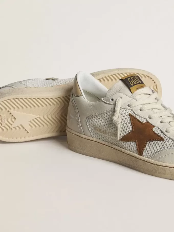 Ball Star für Damen aus weißem Nappa und Mesh mit tabakfarbenem Nubuk-Stern und beigem Fersenriemen