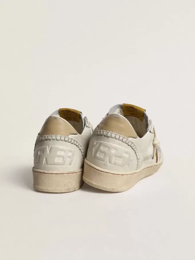 Ball Star für Damen aus weißem Nappa und Mesh mit tabakfarbenem Nubuk-Stern und beigem Fersenriemen