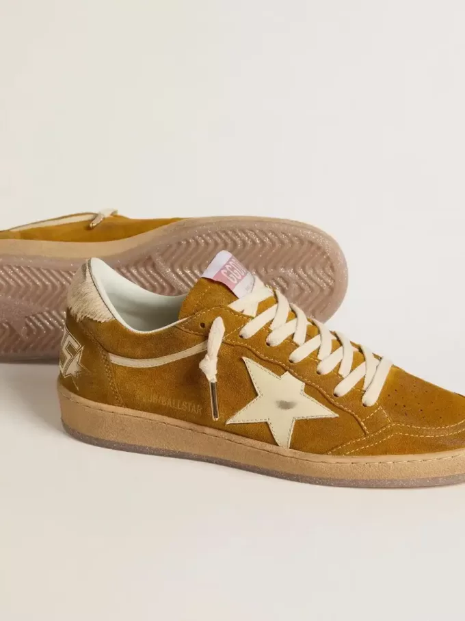 Ball Star für Damen aus Wildleder mit beigem Lederstern und Fersenlasche aus Ponyfell