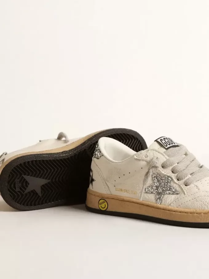 Ball Star Junior aus Nappaleder mit silbernem Glitzerstern und Fersenlasche Ball Star Junior aus Nappaleder mit silbernem Glitzerstern und Fersenlasche