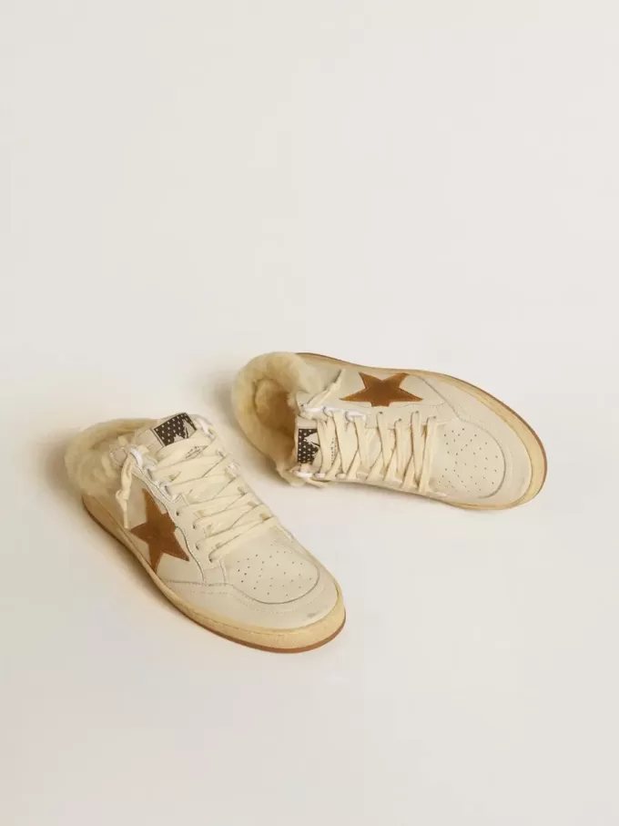 Ball Star Sabots aus Leder mit Stern aus Wildleder und beigem Lammfellfutter Ball Star Sabots aus Leder mit Stern aus Wildleder und beigem Lammfellfutter