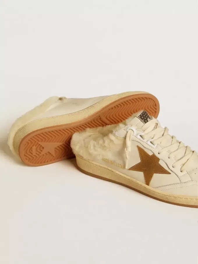 Ball Star Sabots aus Leder mit Stern aus Wildleder und beigem Lammfellfutter Ball Star Sabots aus Leder mit Stern aus Wildleder und beigem Lammfellfutter