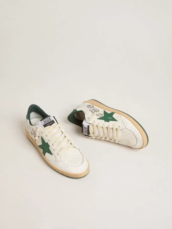 Herren-Sneaker „Ball Star Wishes” aus weißem Nappaleder mit grünem Lederstern und Fersenlasche