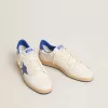 Herren-Sneaker „Ball Star Wishes” aus weißem Nappaleder mit leuchtend blauem Stern und Fersenlasche